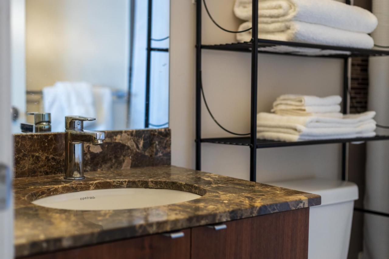 Ultra Luxurious 2.5 Bedroom 2 Full Bathroom 1 Parking Condo Near Sq1 Striking Views Mississauga Exterior foto