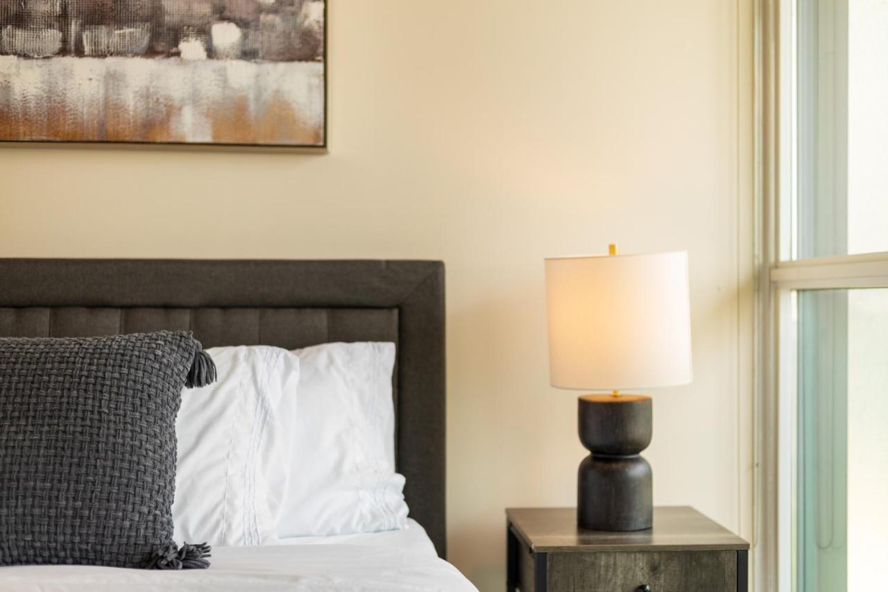Ultra Luxurious 2.5 Bedroom 2 Full Bathroom 1 Parking Condo Near Sq1 Striking Views Mississauga Exterior foto