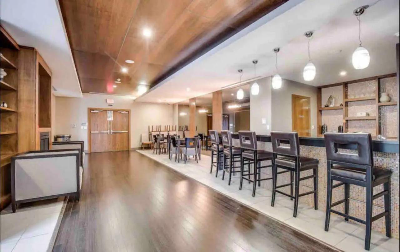 Ultra Luxurious 2.5 Bedroom 2 Full Bathroom 1 Parking Condo Near Sq1 Striking Views Mississauga Exterior foto